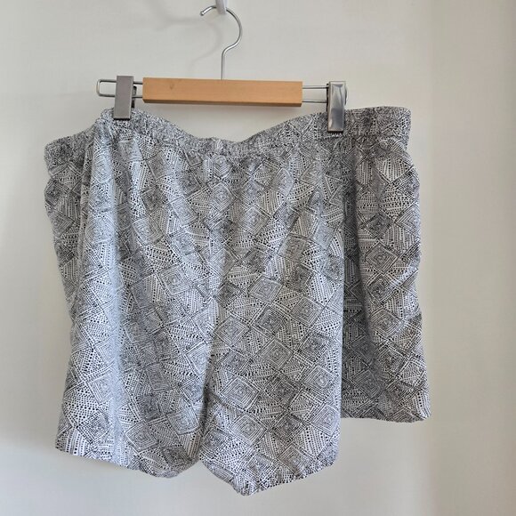 Old Navy Black & White Print Rayon Shorts - Picture 3 of 6